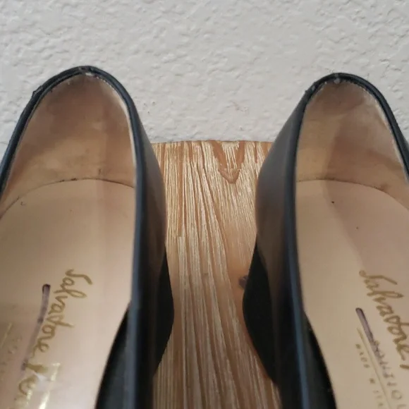 SALVATORE FERRAGAMO Classic Vara Black/Black Patent Bow Pump - Picture 9 of 12
